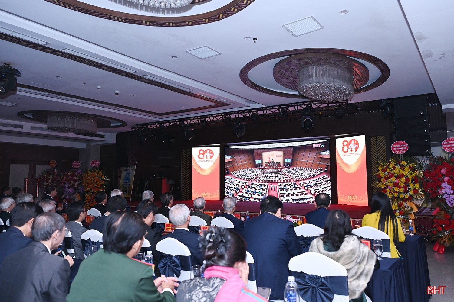 Đại biểu theo dõi phim tài liệu “Đoàn ĐBQH và HĐND tỉnh - 80 năm một chặng đường phát triển”