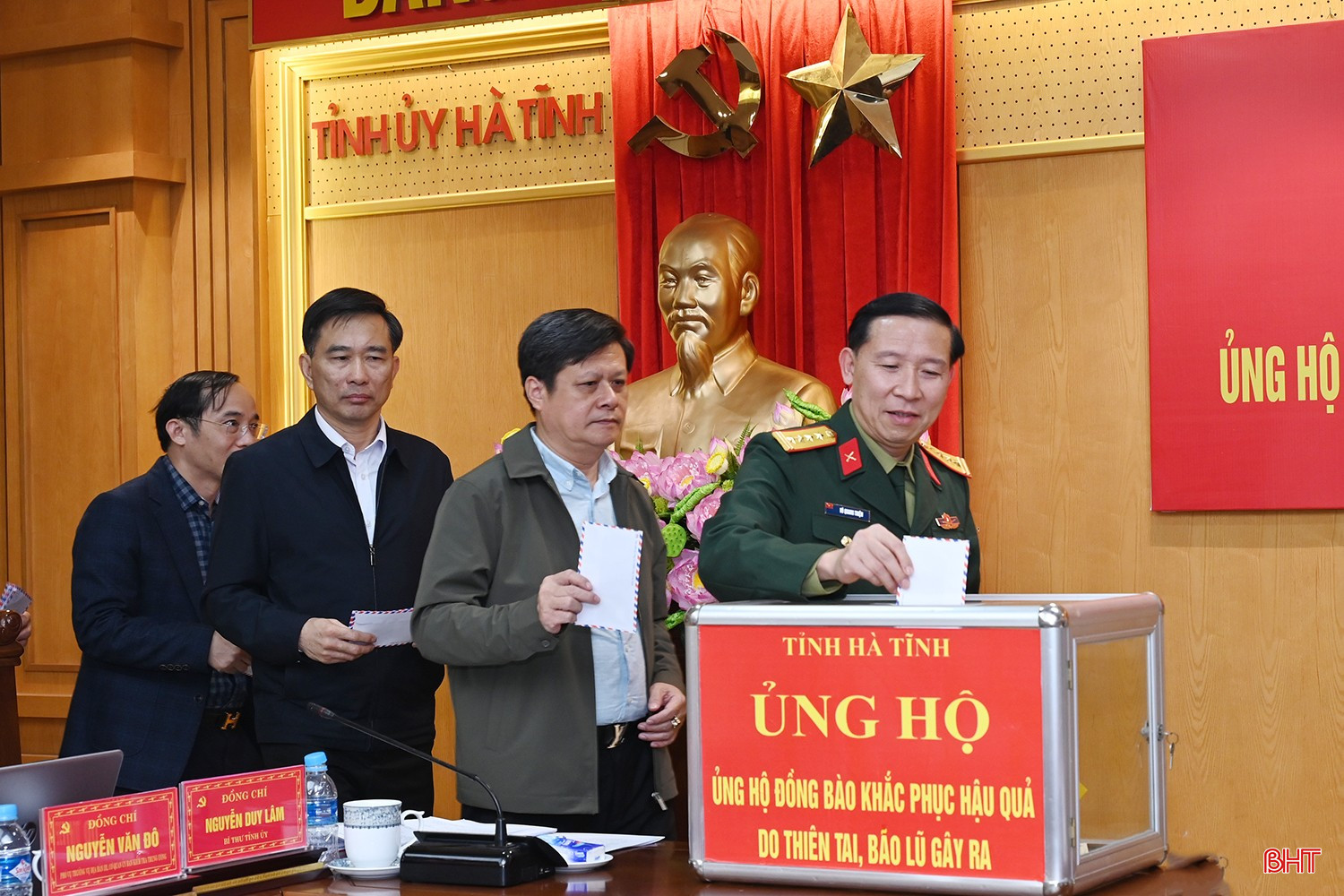 ...và các đại biểu ủng hộ đồng bào khắc phục hậu quả do thiên tai, bão lũ gây ra.