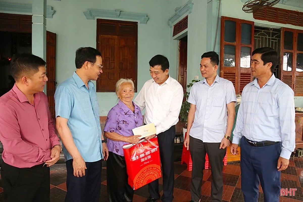 Provinzvertreter überreichen Angehörigen von Märtyrern in Nghi Xuan Geschenke. Foto: Archiv bqbht_br_image-9.jpg