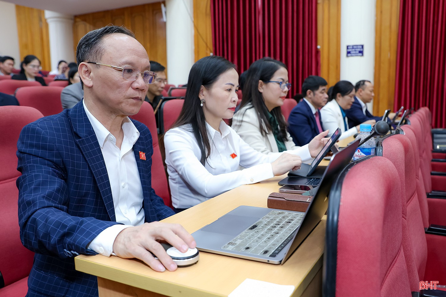 Đại biểu biểu quyết tại kỳ họp bằng hình thức bấm nút.