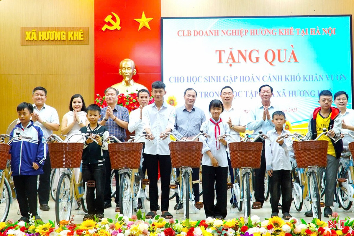 Đồng chí Hoàng Trung Dũng - Ủy viên Trung ương Đảng, Tổng Biên tập Tạp chí Cộng sản; đại diện lãnh đạo địa phương và CLB Doanh nghiệp Hương Khê tại Hà Nội trao xe đạp...