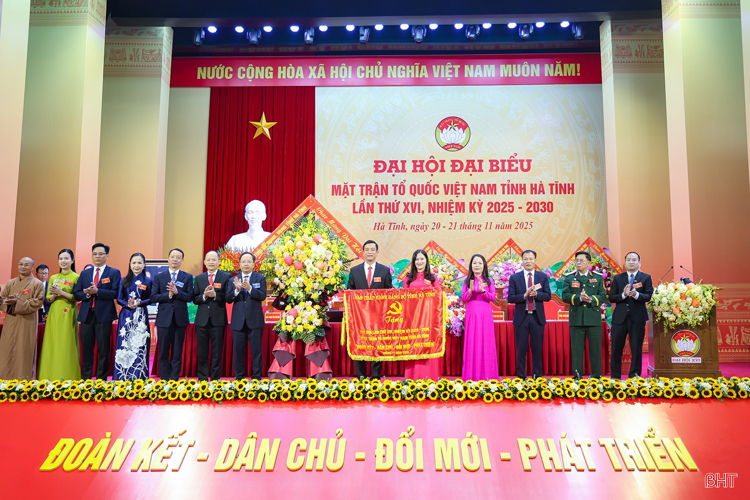 Bí thư Tỉnh ủy Nguyễn Duy Lâm, Phó Bí thư Tỉnh ủy - Chủ tịch UBND tỉnh Phan Thiên Định tặng hoa và bức trướng chúc mừng đại hội.