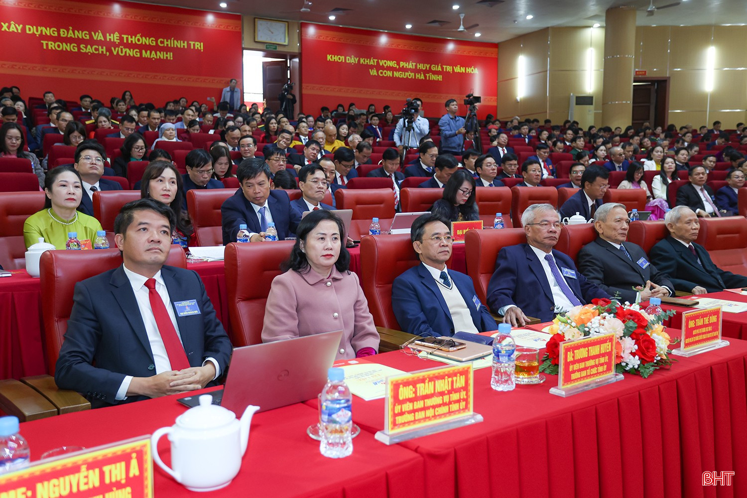 Các đồng chí nguyên lãnh đạo tỉnh, lãnh đạo tỉnh tham dự đại hội.