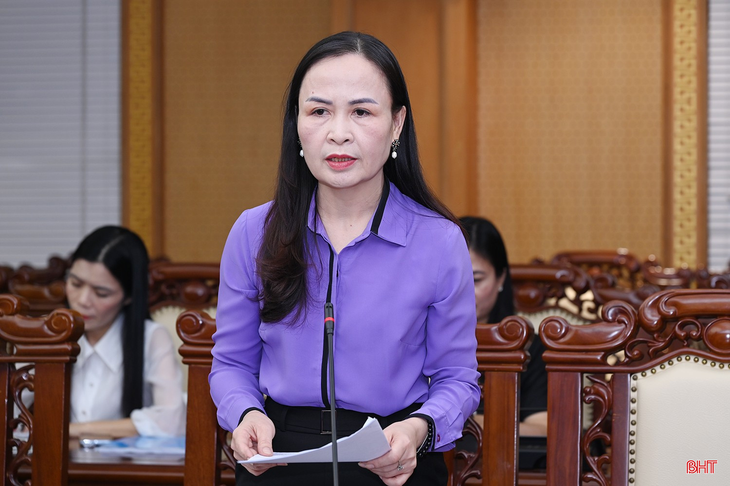 Đồng chí Nguyễn Thị Lệ Hà - Chủ tịch Hội LHPN tỉnh báo cáo công tác chuẩn bị tổ chức đại hội.