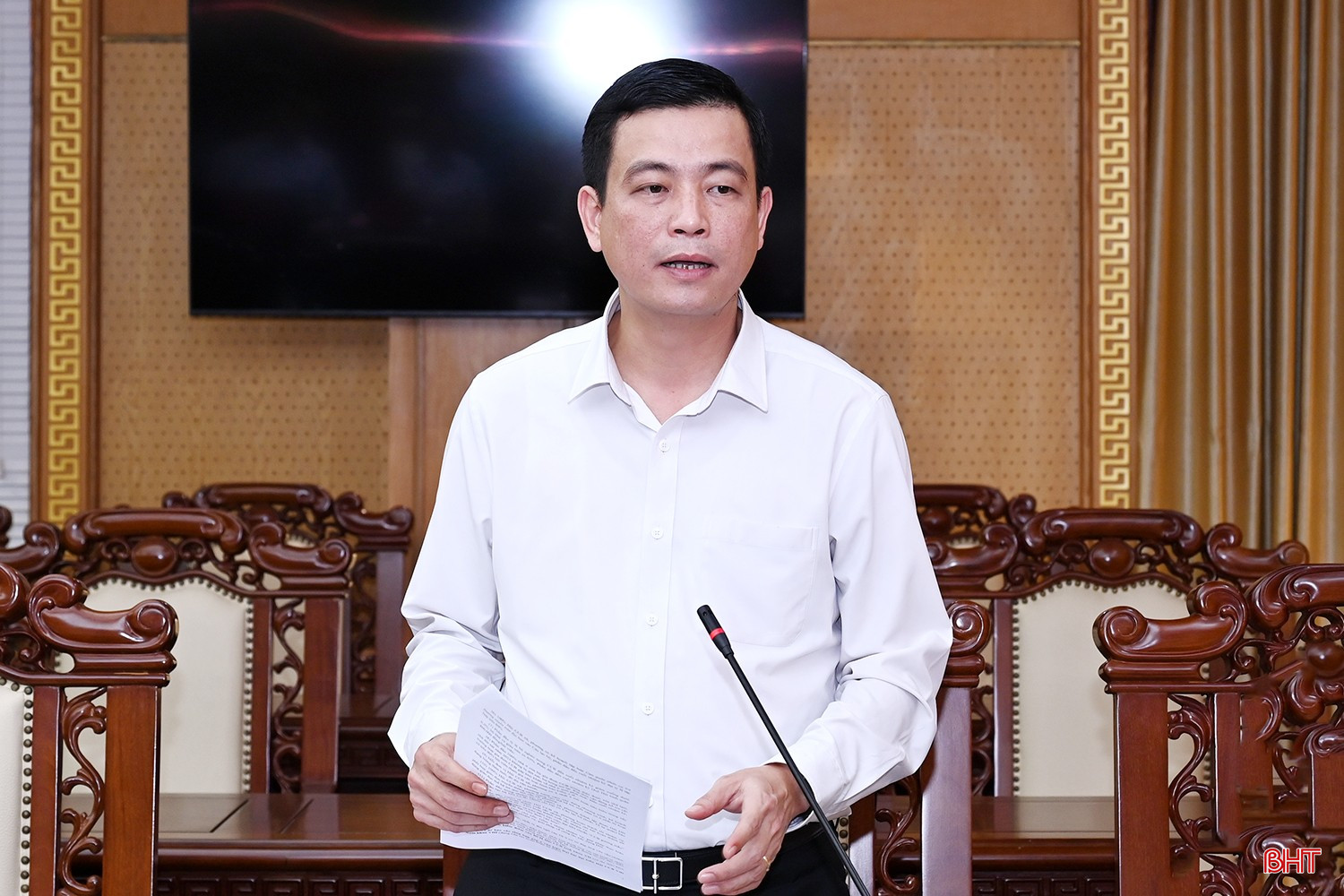 Chủ tịch Ủy ban MTTQ tỉnh Nguyễn Thành Đồng góp ý các nội dung tại hội nghị.