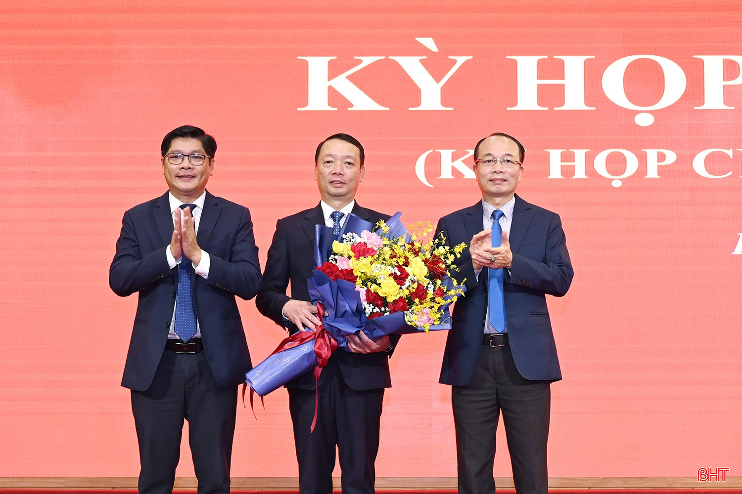 Lãnh đạo thành phố Huế tặng hoa chúc mừng đồng chí Phan Thiên Định.