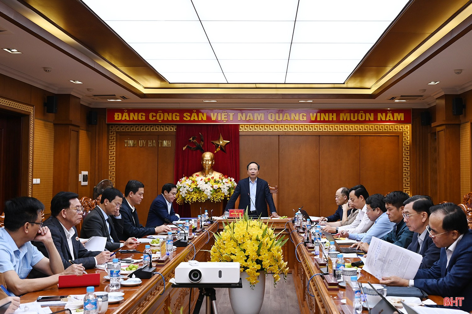 Bí thư Tỉnh ủy Nguyễn Duy Lâm chủ trì cuộc họp. bqbht_br_dsc-8d965.jpg
