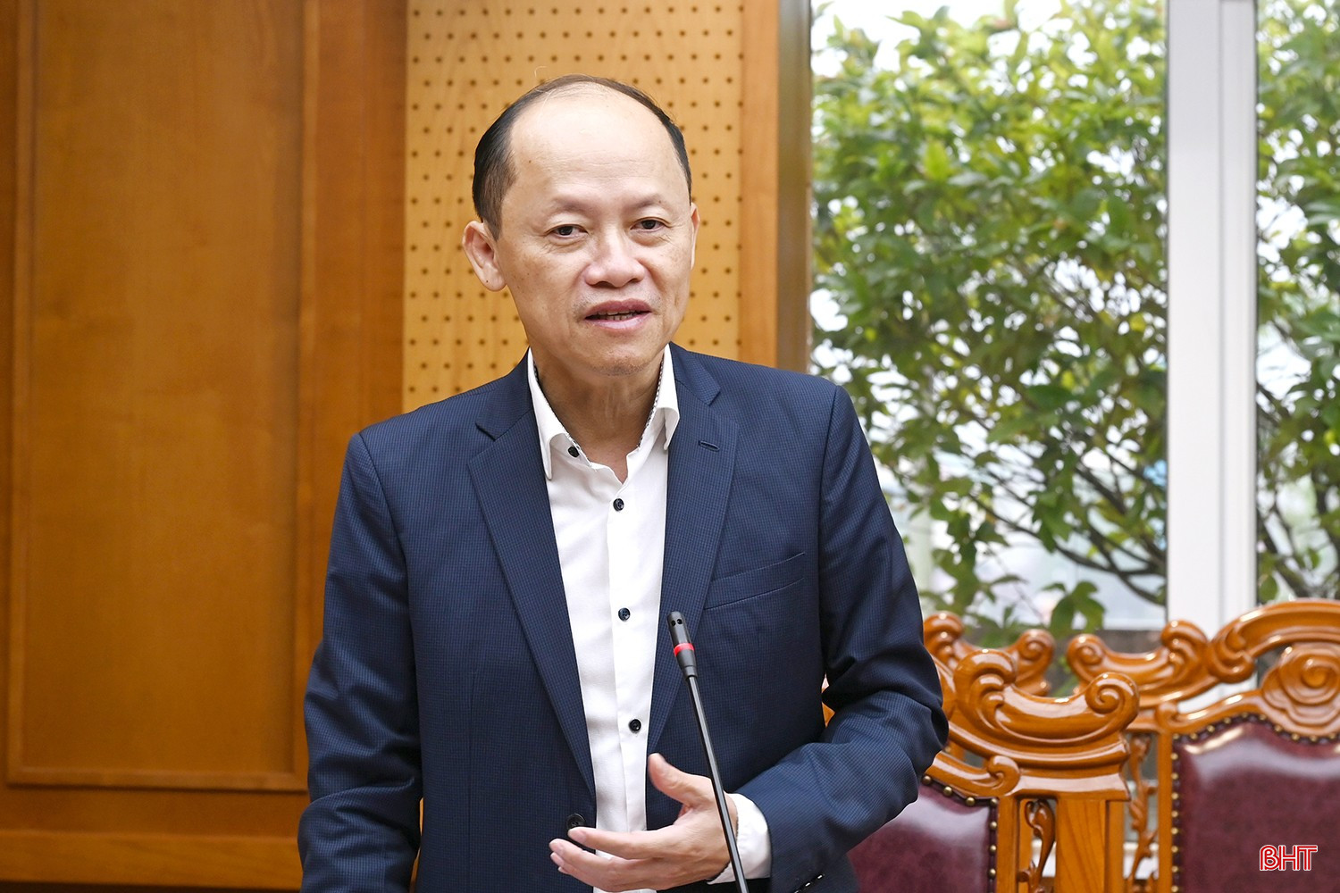 ...Phó Bí thư Thường trực Tỉnh ủy Nguyễn Hồng Lĩnh phát biểu góp ý các nội dung tại cuộc họp. bqbht_br_dsc-893d1-454.jpg