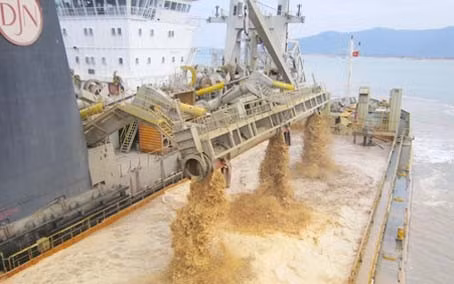 Xà lan cập thân càu “ăn” cát