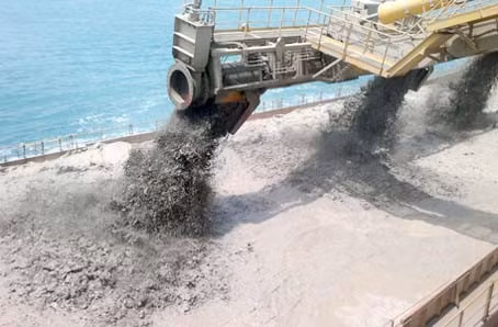 Những chiếc vòi rồng này hoạt động 8 tiếng mỗi ngày, có thể hút được 125.000 khối đất bùn đi đổ.