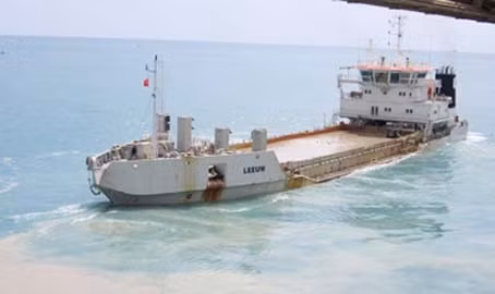 Sau khi đổ đầy, chiếc xà lan này tách khỏi tàu mang bùn đất ra đổ xuống khu vực đổ thải nằm ở một vị trí ngoài khơi, đã được quy hoạch