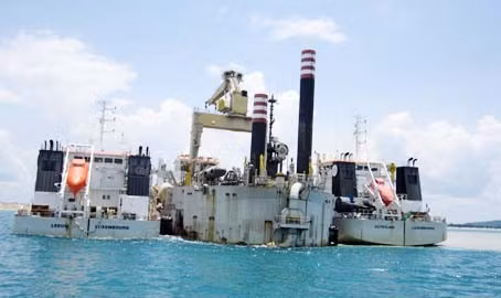 Con tàu là tổ hợp của nhiều máy móc, trang thiết bị hiện đại nhất thế giới. Hai bên là hai tàu xà lan có nhiệm vụ chở bùn, đất đi đổ ở ngoài biển xa.