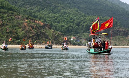 Thuyền chở du khách qua Cửa Sót về dự lễ hội Chiêu Trưng Đại Vương - Linh thiêng một ngôi đền