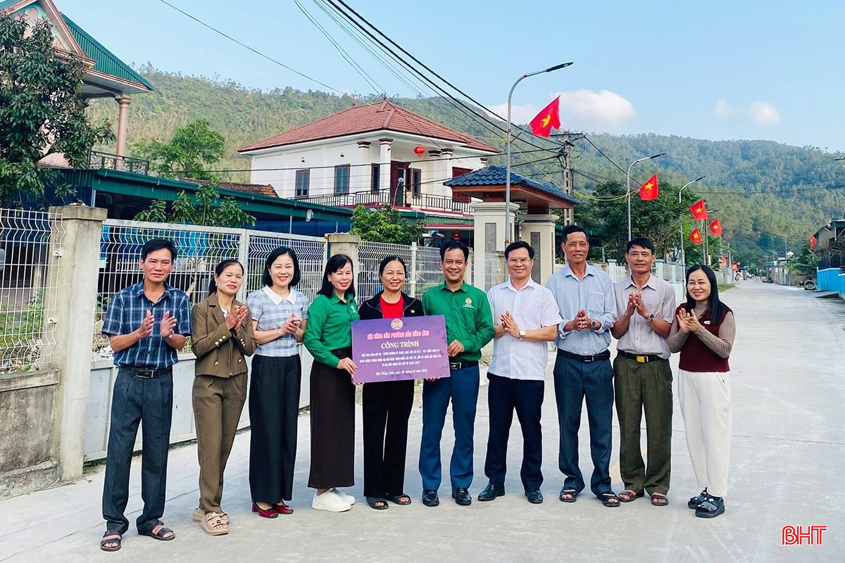 Tại cụm liên gia số 3 – TDP Xuân Lam 3-4, đơn vị đã triển khai lắp đặt 12 cột đèn và bóng đèn LED 50W; 20 cột cờ hai bên tuyến đường, tổng kinh phí thực hiện công trình là 8 triệu đồng.