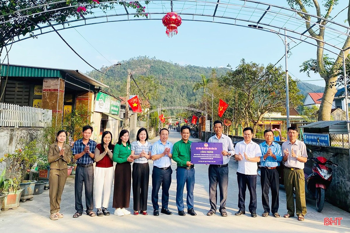 Tại phường Bắc Hồng Lĩnh, Hội Nông dân ra mắt các công trình “Tuyến điện chiếu sáng đường, trang trí ánh sáng đô thị và tuyến đường cờ” trên địa bàn TDP Xuân Lam 3-4. Theo đó, tại cụm liên gia số 5 – TDP Xuân Lam 3-4, hội đã lắp đặt 16 cột đèn và bóng đèn LED 50W; 8 cổng vòm trang trí ánh sáng đô thị; 40 cột cờ hai bên tuyến đường. Tổng kinh phí thực hiện công trình là 14 triệu đồng, được huy động từ sự đóng góp của Nhân dân và các tổ chức, cá nhân trên địa bàn.