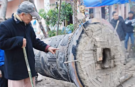 Nghệ nhân đúc đồng Nguyễn Văn Đệ kiểm tra chất lượng sản phẩm