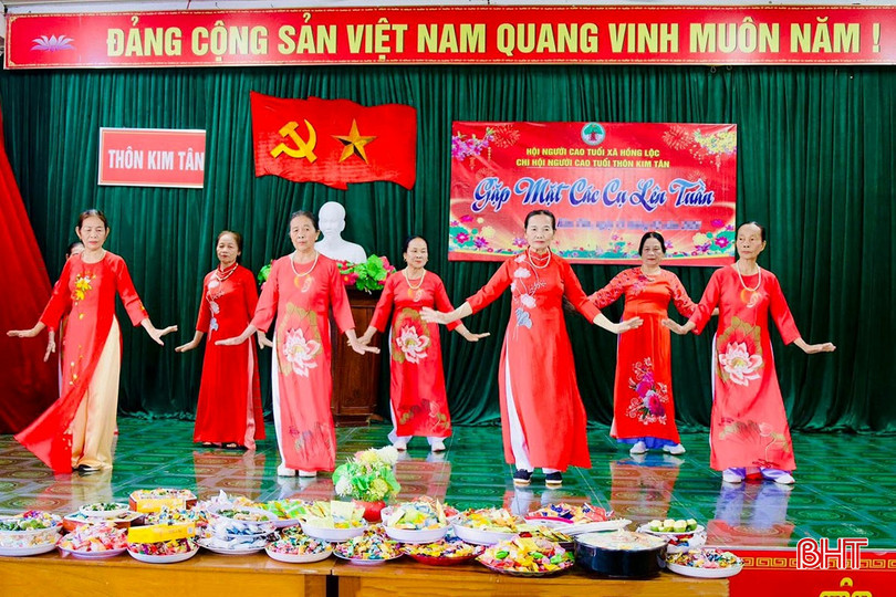 Tại xã Hồng Lộc, trong sáng mùng 4 Tết, nhiều thôn cũng đồng loạt tổ chức lễ chúc thọ, mừng thọ cho các cụ cao niên.