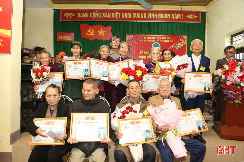 Xuân Bính Ngọ 2026, toàn xã Đông Kinh có 441 người cao tuổi được mừng thọ, chúc thọ. Trong đó có 4 cụ tròn 100 tuổi, 13 cụ trên 100 tuổi, 33 cụ tròn 90 tuổi, 11 cụ 95 tuổi, 74 cụ tròn 80, 40 cụ 85 tuổi, còn lại là tuổi 70 và 75.