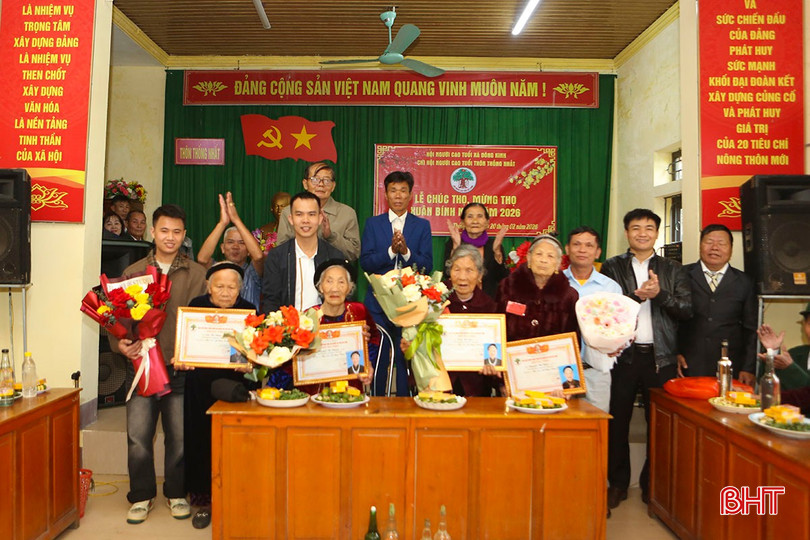Tại xã Đông Kinh, trong sáng 20/2 (mùng 4 Tết), 17/17 thôn đồng loạt tổ chức lễ chúc thọ, mừng thọ cho người cao tuổi ở nhà văn hóa thôn. Trong ảnh: Trao chứng nhận mừng thọ cho các cụ tròn 90 tuổi tại nhà văn hóa thôn Thống Nhất.