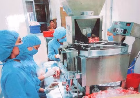 Sản xuất thuốc trên máy đóng chai tự động
