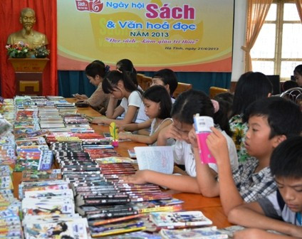 Trẻ em say mê đọc sách.