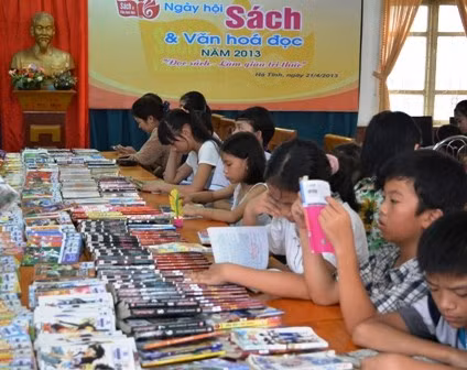 Trẻ em say mê đọc sách.