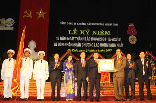 Bí thư Tỉnh ủy Nguyễn Thanh Bình thừa ủy quyền Chủ tịch nước trao tặng Huân chương Lao độngh Hạng Nhất về những thành tích xuất sắc từ năm 2008- 2012 cho CBCNV Mitraco