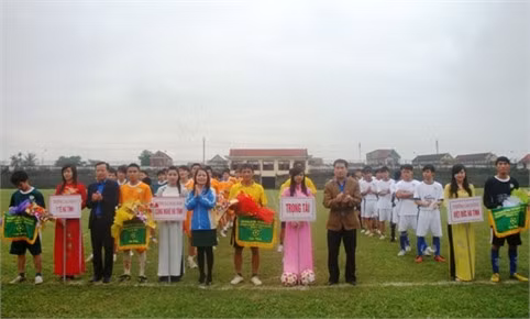 Lãnh đạo Tỉnh đoàn tặng hoa và cờ lưu niệm cho các đội và tổ trọng tài.