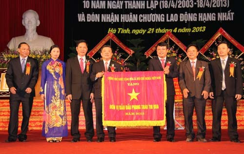 Chủ tịch UBND tỉnh Võ Kim Cự trao tặng Cờ Thi đua xuất sác của Thủ tướng Chính phủ cho CBCNV Mitraco