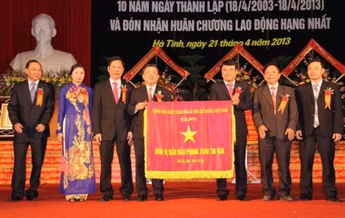 Chủ tịch UBND tỉnh Võ Kim Cự trao tặng Cờ Thi đua xuất sác của Thủ tướng Chính phủ cho CBCNV Mitraco