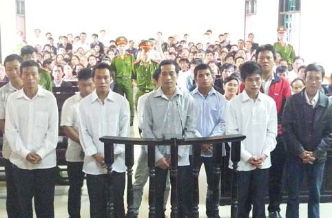 Hội đồng xét xử đã tuyên phạt 10 bị cáo tổng cộng 37 năm 6 tháng tù giam Hội đồng xét xử đã tuyên phạt 10 bị cáo tổng cộng 37 năm 6 tháng tù giam