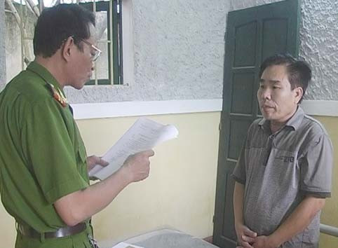 Bị can Nguyễn Đình Ân nghe tống đạt quyết định khởi tố thêm tôi lừa đảo chiếm đoạt tài sản