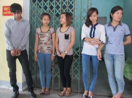 Các đối tượng vụ hành hung bị tạm giữ tại cơ quan CA