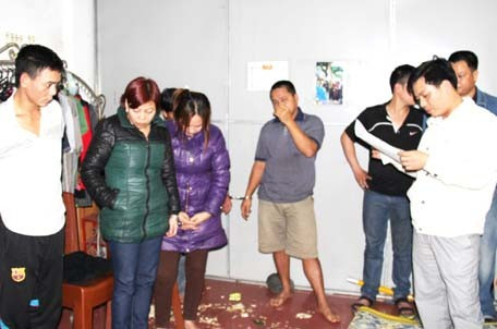 Các đối tượng nghe đọc biên bản bắt quả tang đánh bạc.