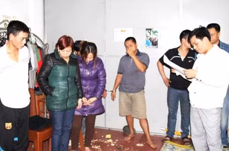 Các đối tượng nghe đọc biên bản bắt quả tang đánh bạc.