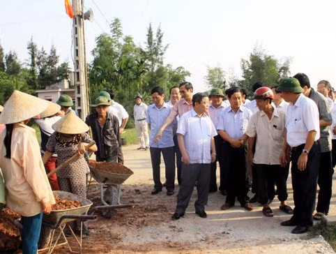 Chủ tịch UBND tỉnh Võ Kim Cự cùng đoàn công tác kiểm tra việc thực hiện kế hoạch làm GTNT tại xã Cẩm Hưng