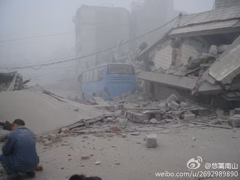 Hiện trường đổ nát vì trận động đất mạnh ở Tứ Xuyên sáng nay. Ảnh: Sina Weibo