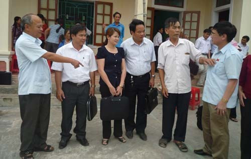 Các thành viên Đoàn ĐBQH gặp gỡ, trò chuyện với cử tri