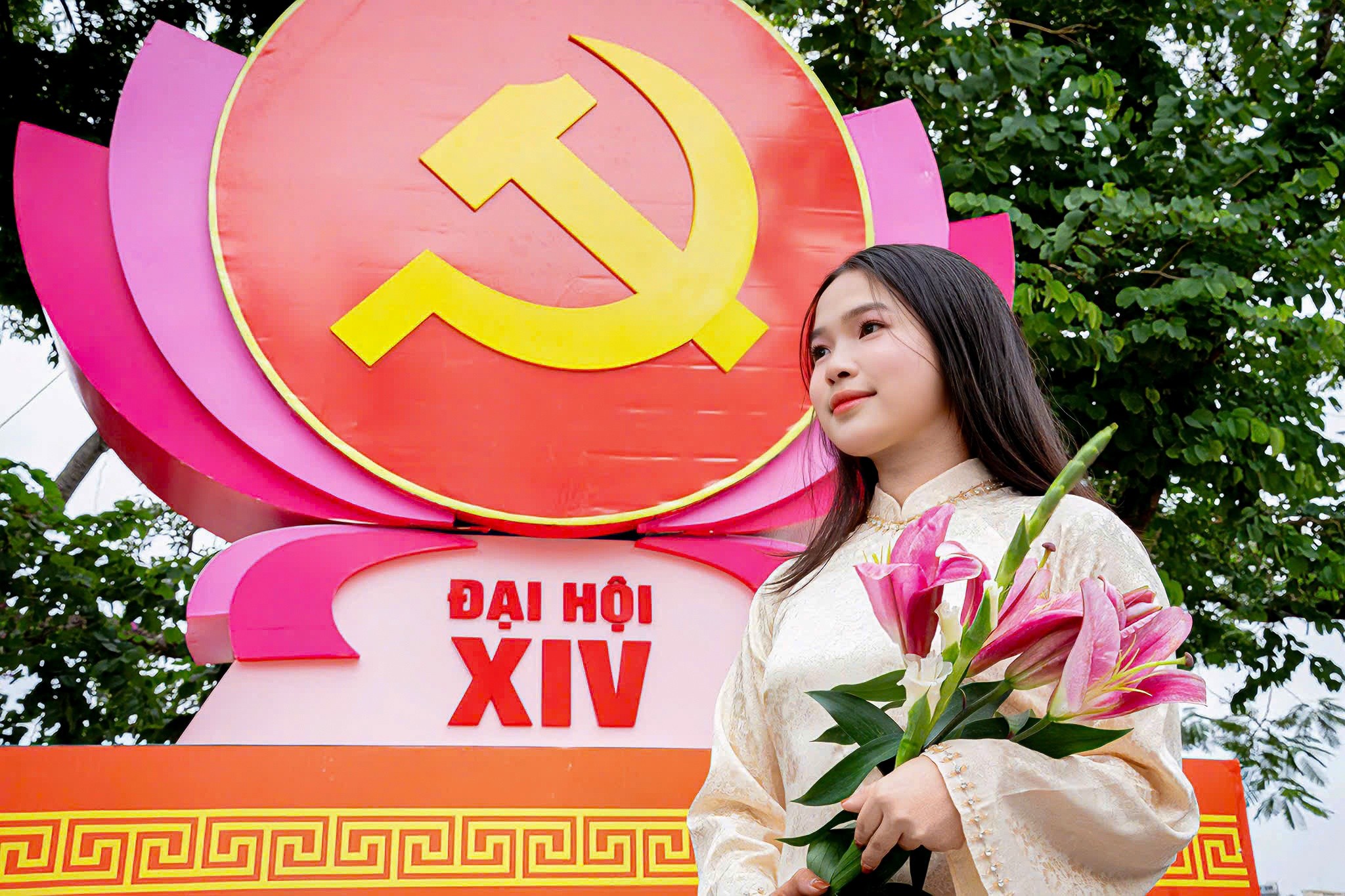 Trần Hà My (23 tuổi, Ba Đình) chia sẻ: "Không khí trước thềm Đại hội khiến tôi cảm thấy rất hào hứng, nhất là khi thấy các tuyến phố rực rỡ cờ hoa. Điều đó tạo cảm giác tự hào và khiến tôi thêm kỳ vọng vào những chuyển biến của đất nước trong thời gian tới".