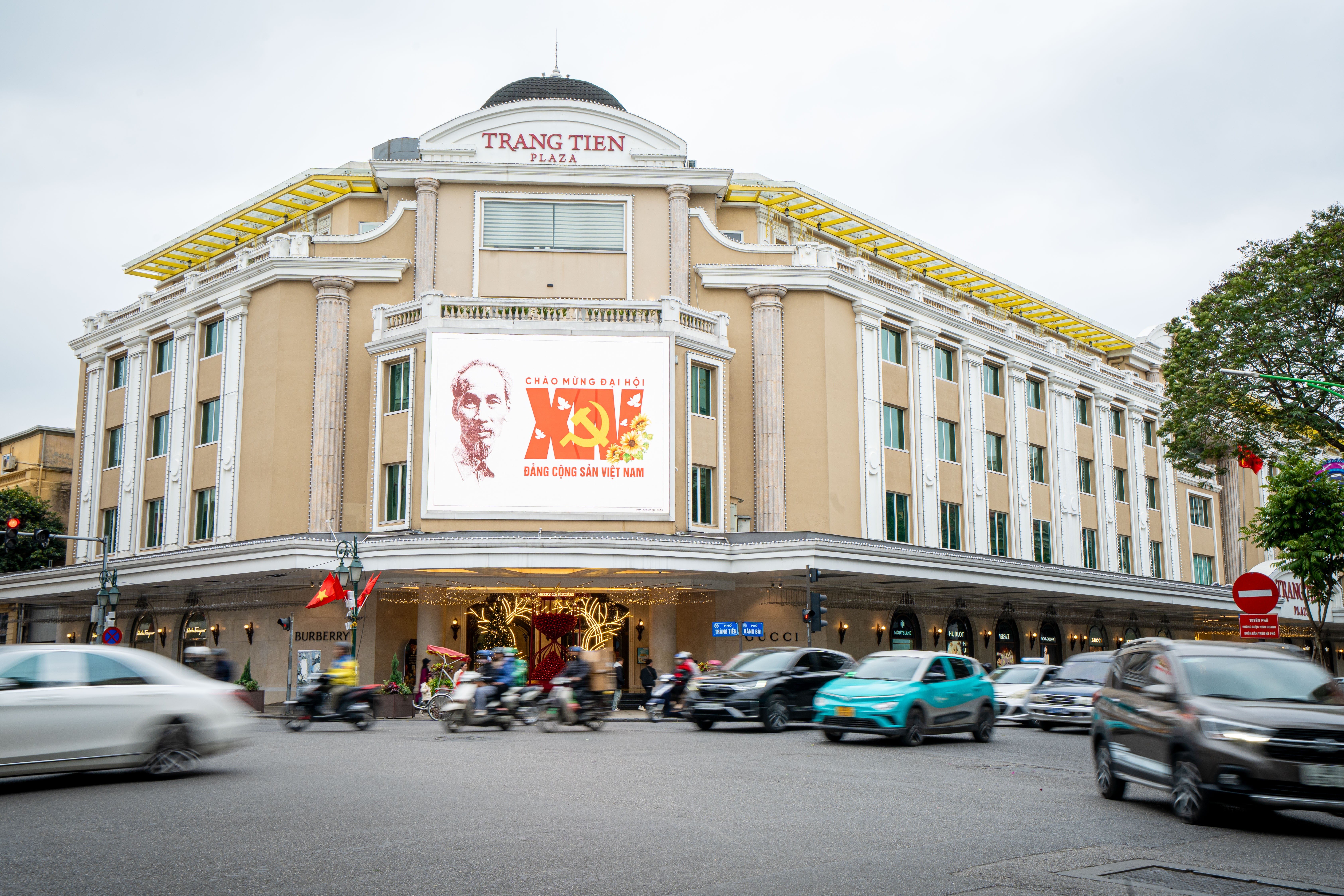 Trên màn hình LED của các trung tâm thương mại, hình ảnh và biểu tượng chào mừng Đại hội đại biểu toàn quốc lần thứ XIV của Đảng được trình chiếu, lan tỏa thông điệp, niềm tin và kỳ vọng của Nhân dân. Hoạt động tuyên truyền trực quan được triển khai đồng bộ tại nhiều không gian công cộng.