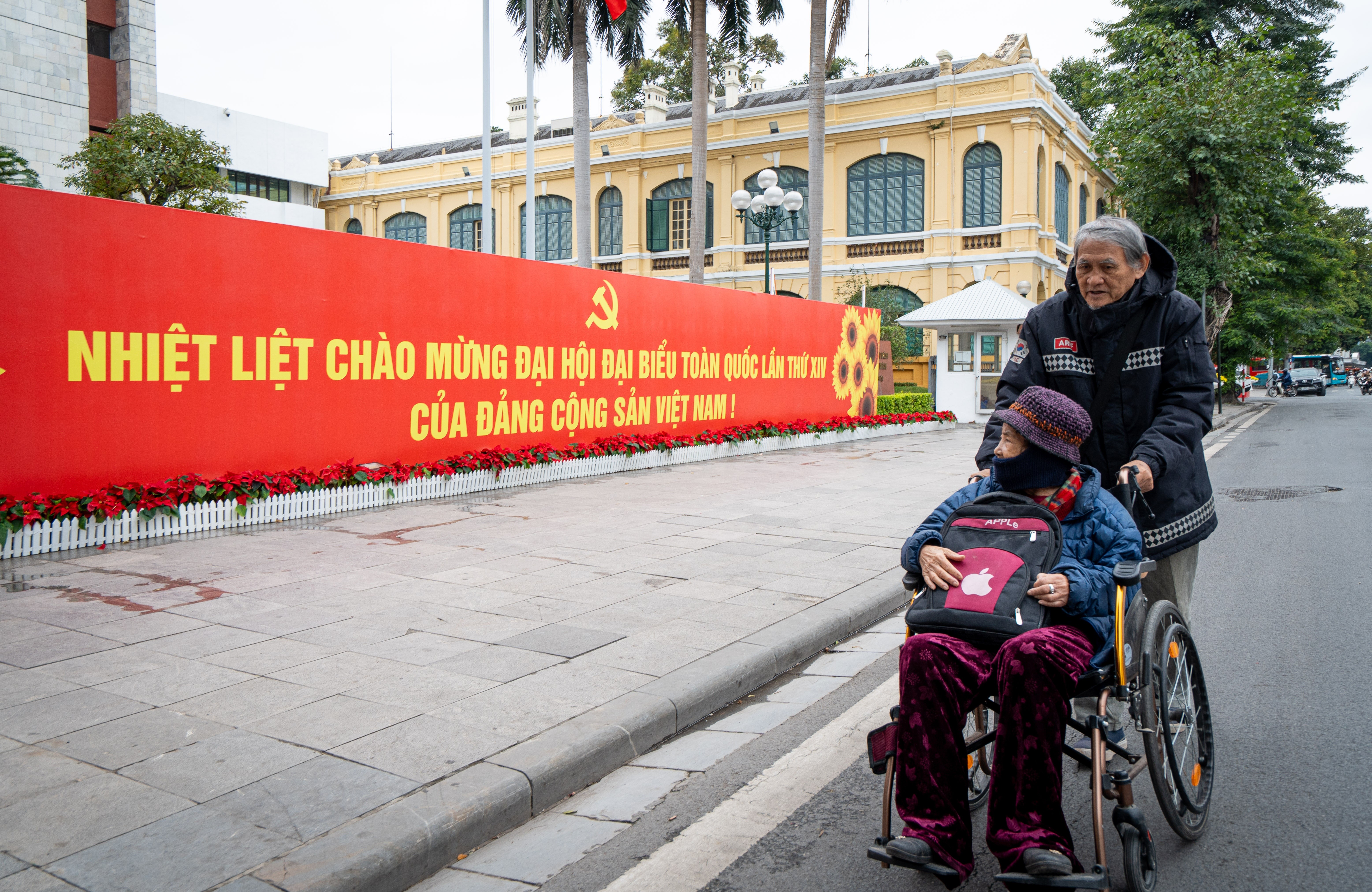 Các pano chào mừng Đại hội đại biểu toàn quốc lần thứ XIV của Đảng được in khổ lớn, bố trí trang trọng, phía dưới trang trí hoa tạo điểm nhấn. Thủ đô Hà Nội, người dân cùng hướng về đại hội, gửi gắm niềm tin và kỳ vọng vào chặng đường phát triển mới của đất nước.