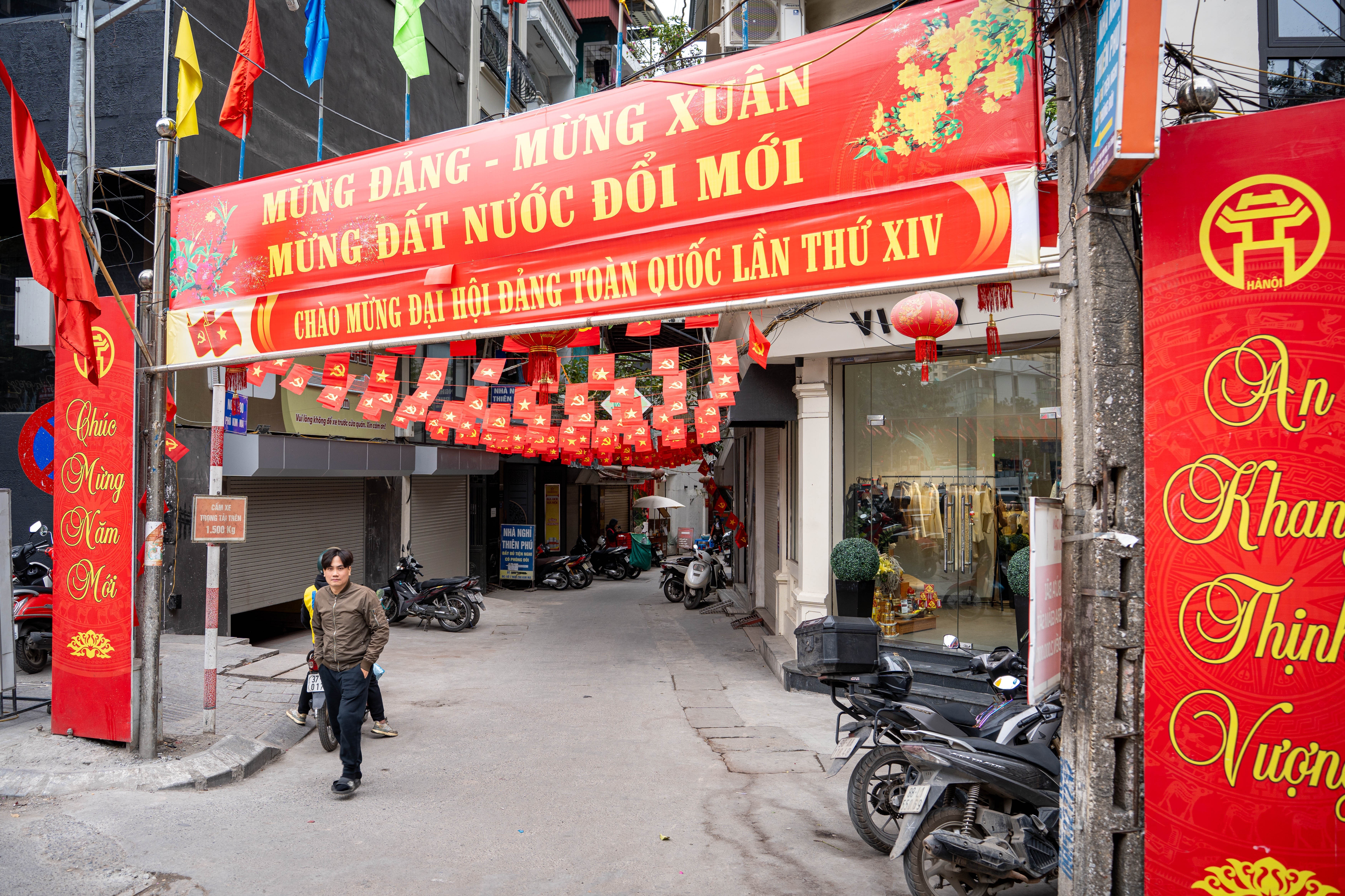 Từ phố lớn đến ngõ nhỏ, các hoạt động trang trí chào mừng Đại hội lần thứ XIV của Đảng được triển khai rộng khắp không gian đô thị. Tại ngõ 20 phố Kim Mã, tổ dân phố số 18 (phường Giảng Võ), cờ hoa được treo dọc lối đi, thể hiện sự hưởng ứng của người dân thủ đô hướng về đại hội.