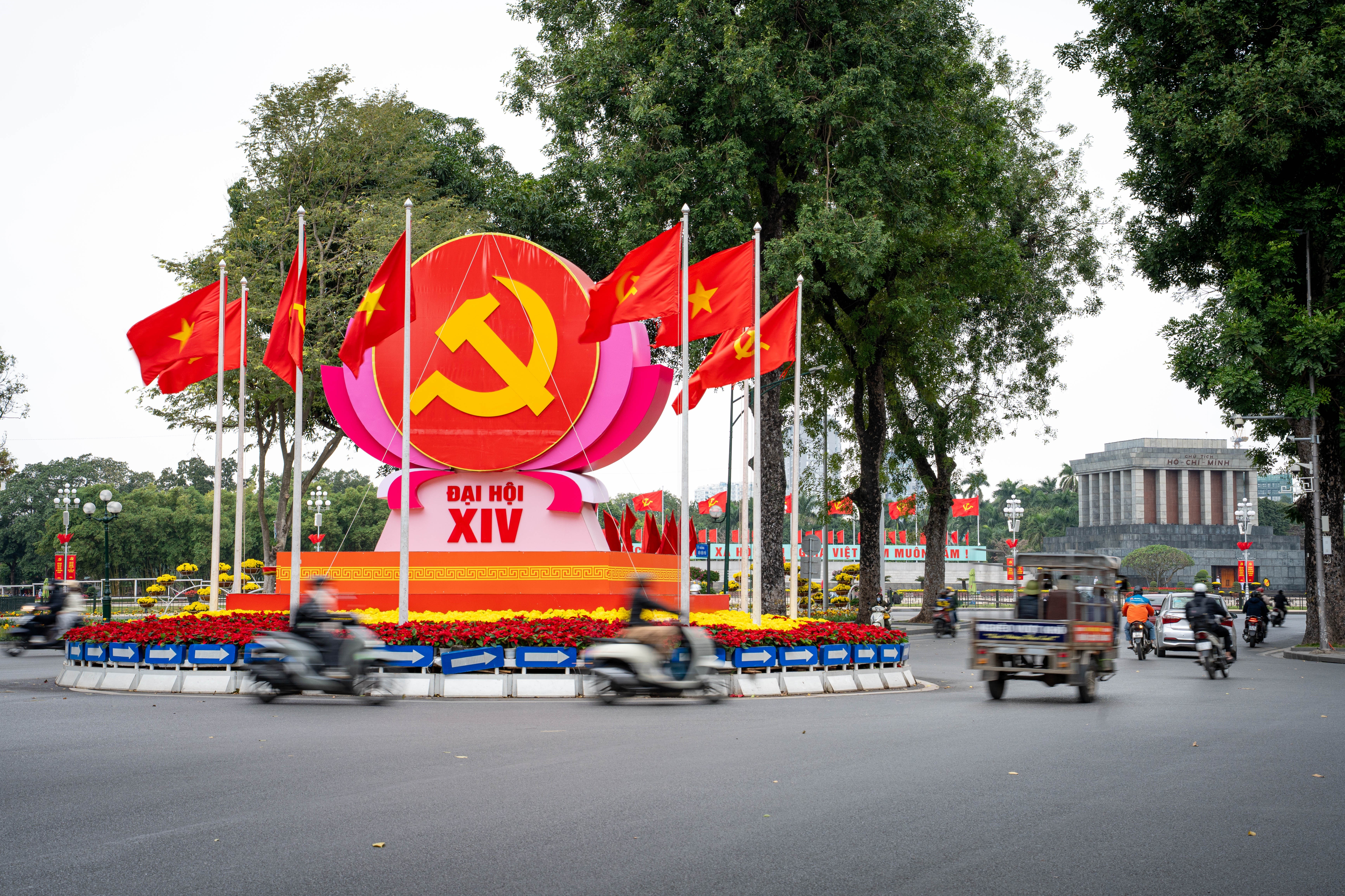 Những ngày gần đây, không khí trang trọng chào mừng Đại hội đại biểu toàn quốc lần thứ XIV của Đảng lan tỏa trên khắp các tuyến phố Hà Nội, với cờ hoa, pano, áp phích rực rỡ, thể hiện niềm tin và kỳ vọng của người dân thủ đô hướng về đại hội. Tại nút giao Điện Biên Phủ - Độc Lập - Chu Văn An, biểu tượng búa liềm cùng cờ Đảng, cờ Tổ quốc được bố trí trang trọng chào mừng Đại hội đại biểu toàn quốc lần thứ XIV của Đảng, phía sau là Lăng Chủ tịch Hồ Chí Minh.