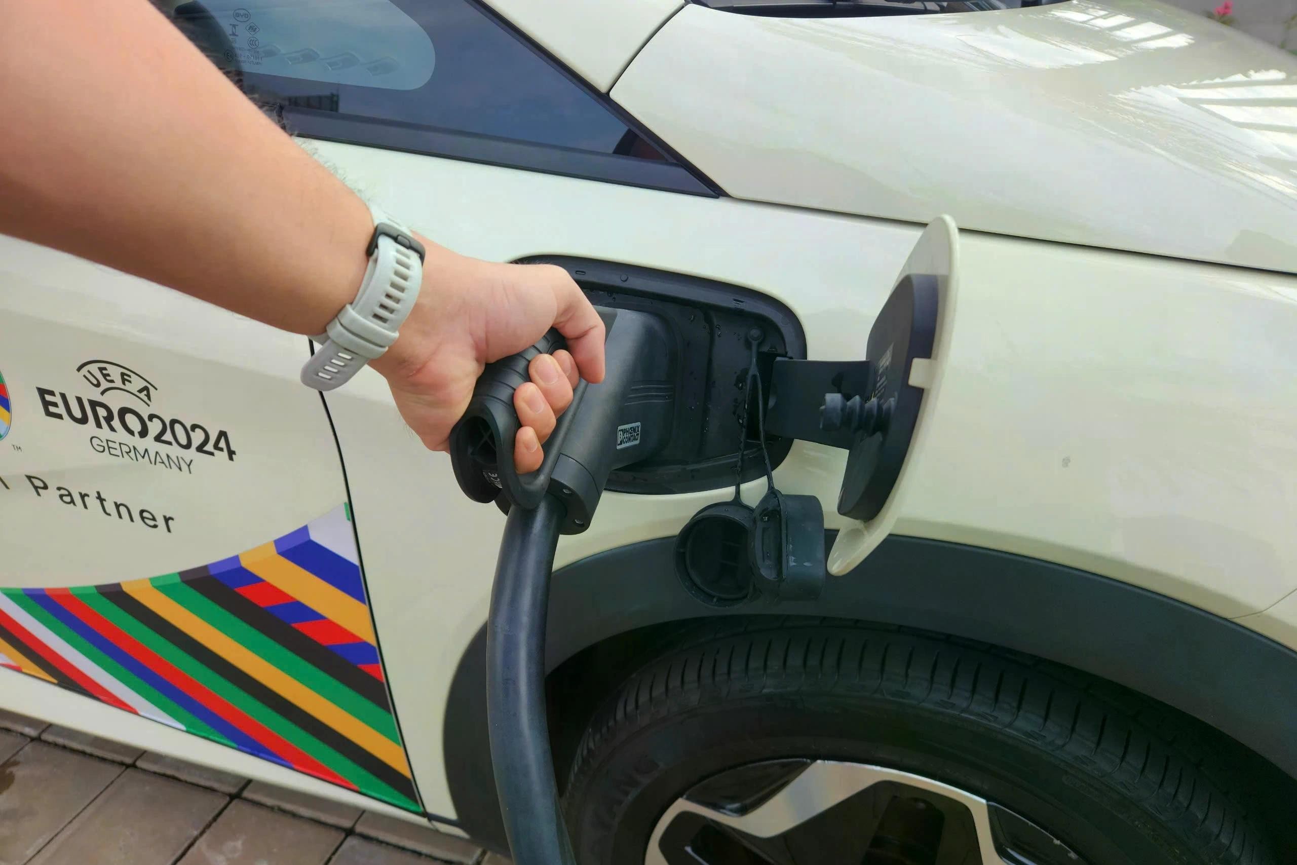 Sạc xe vẫn là vấn đề được nhiều khách hàng quan tâm. Ảnh: Phúc Hậu.