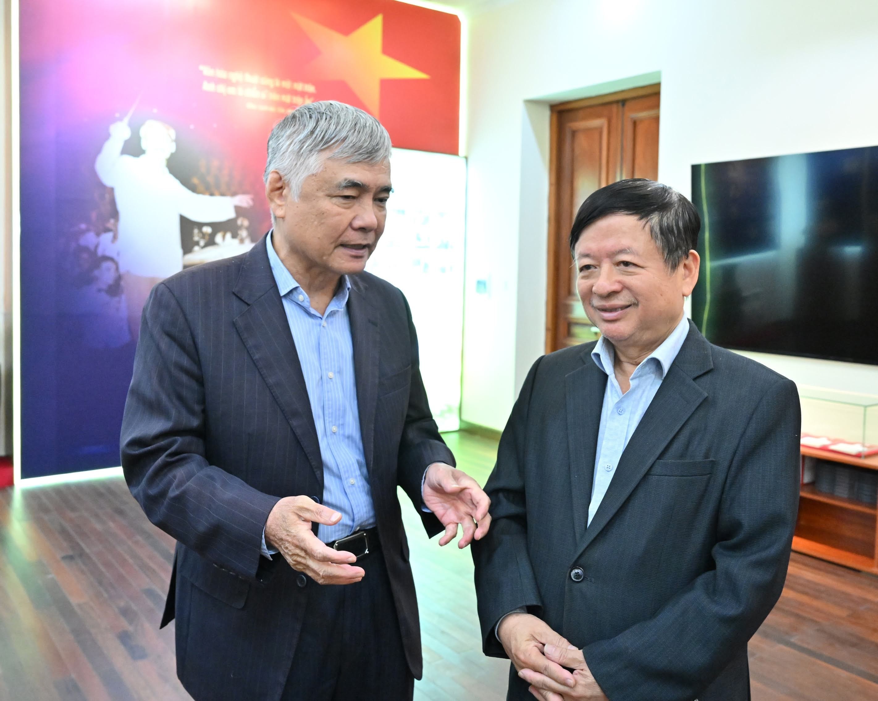 Ca khúc "Nguyện vì dân" ra đời từ sự hòa quyện giữa thơ và nhạc của hai cựu đại biểu Quốc hội. Ảnh: Quang Khánh