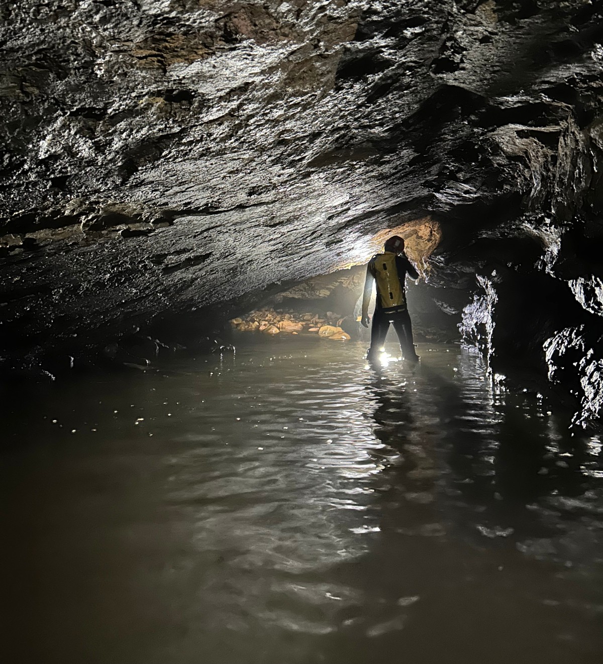 Đoàn thám hiểm phát hiện hang Má Dơm, xã Kim Điền dài 1.257 m. Hang có quy mô lớn, giá trị khoa học cao, phía trong có nước chảy.