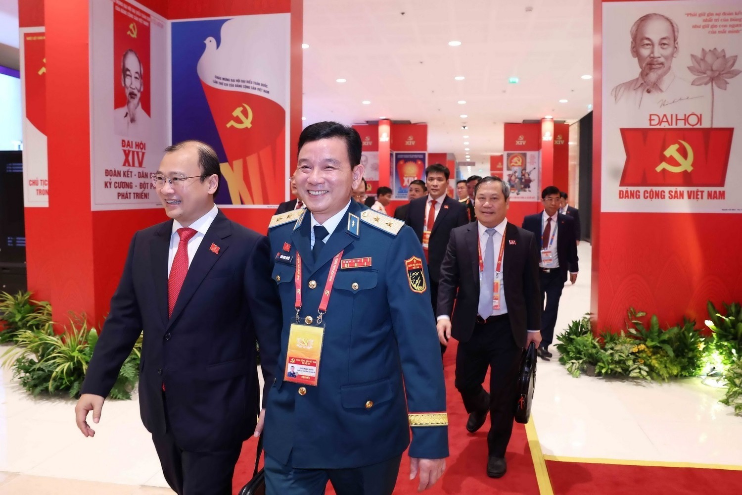 Các đại biểu đến dự phiên họp trù bị Đại hội XIV của Đảng. Ảnh: TTXVN