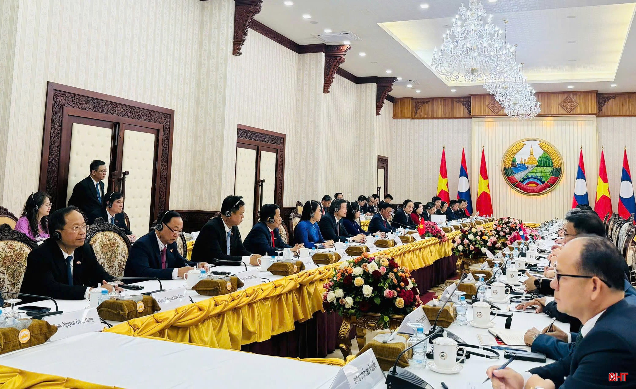 Bí thư Tỉnh ủy Hà Tĩnh Nguyễn Duy Lâm (thứ nhất từ trái sang) tham gia buổi hội kiến. Ảnh: Thái Sơn