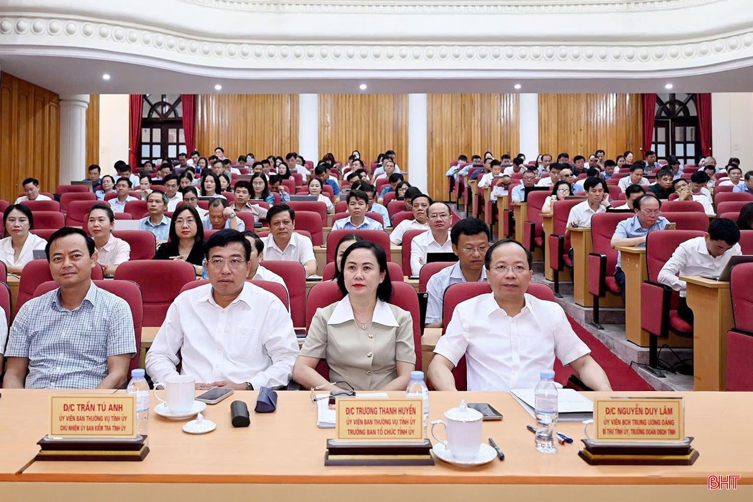 Đồng chí Nguyễn Duy Lâm - Ủy viên BCH Trung ương Đảng, Bí thư Tỉnh ủy, Trưởng đoàn ĐBQH tỉnh; các đồng chí Ủy viên Ban Thường vụ Tỉnh ủy và đại biểu dự hội nghị tại điểm cầu tỉnh Hà Tĩnh.