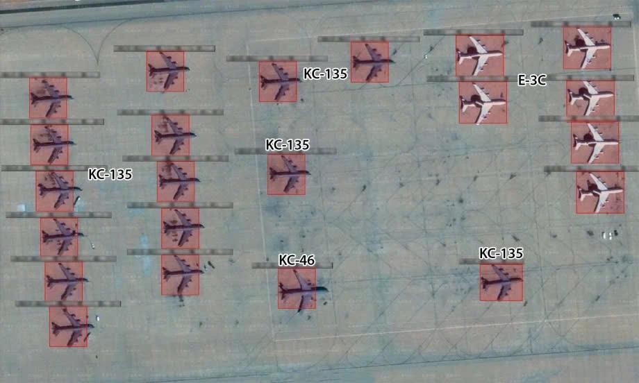 Máy bay Mỹ tại một trong các bãi đỗ ở căn cứ Prince Sultan tại Saudi Ẩbia trong ảnh vệ tinh chụp ngày 23/2. Ảnh: Mizar Vision.